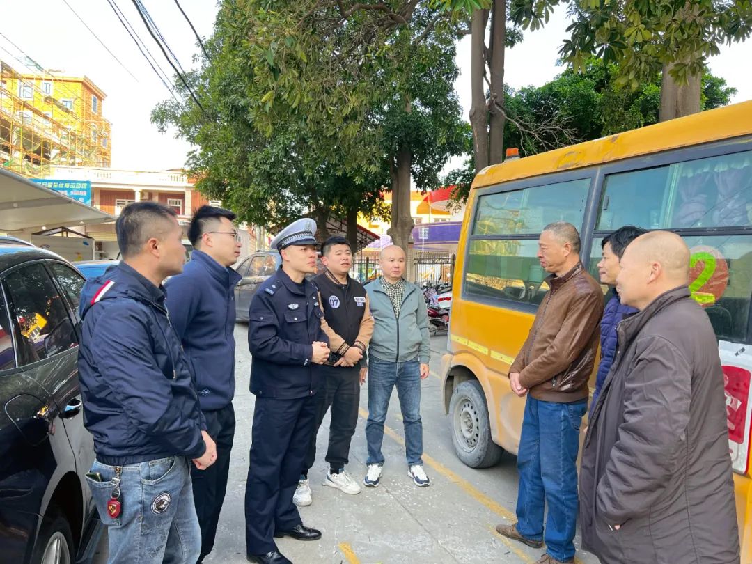 【安全在線，守護(hù)成長】--厚德中心幼兒園迎接多部門聯(lián)合進(jìn)行校車安全檢查