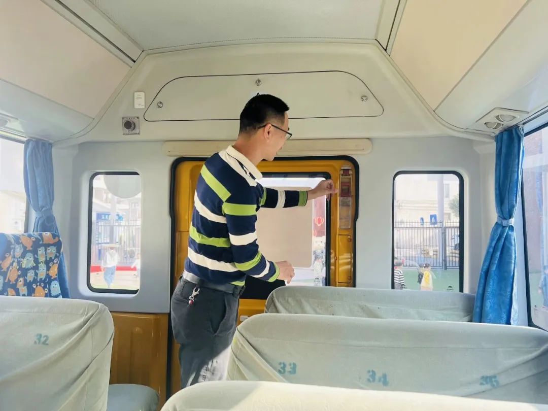 為愛(ài)護(hù)航，平安校車伴我行 ——方點(diǎn)圓幼兒園校車安全演練