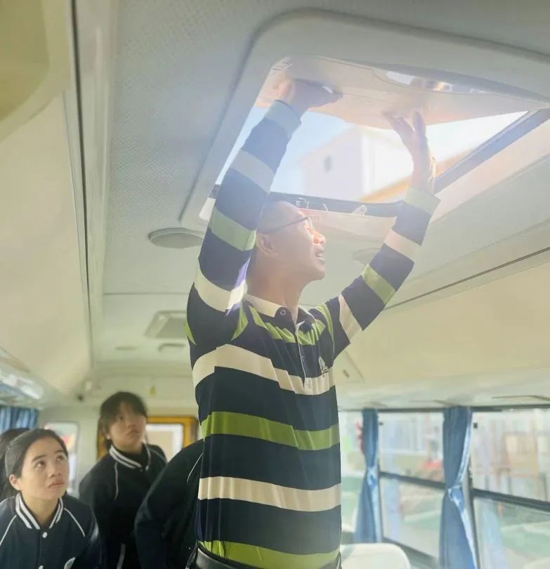 為愛(ài)護(hù)航，平安校車伴我行 ——方點(diǎn)圓幼兒園校車安全演練