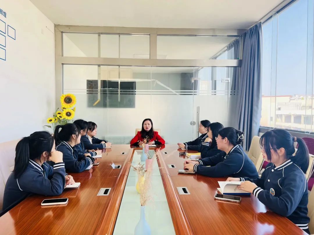 為愛(ài)護(hù)航，平安校車伴我行 ——方點(diǎn)圓幼兒園校車安全演練