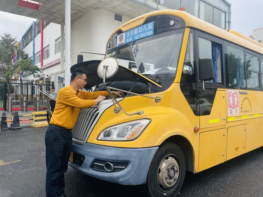 為愛(ài)護(hù)航，平安校車伴我行 ——方點(diǎn)圓幼兒園校車安全演練