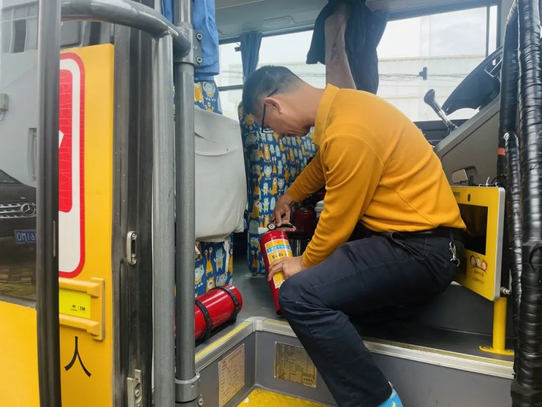 為愛(ài)護(hù)航，平安校車伴我行 ——方點(diǎn)圓幼兒園校車安全演練