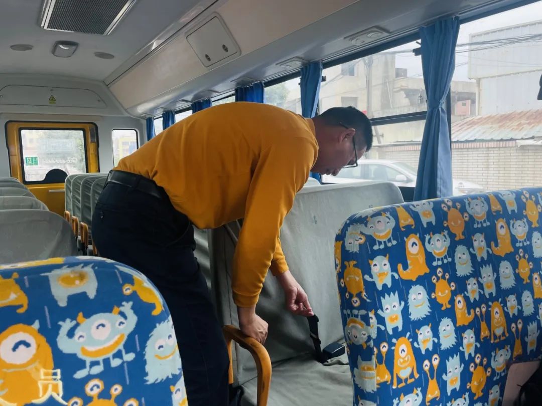 為愛(ài)護(hù)航，平安校車伴我行 ——方點(diǎn)圓幼兒園校車安全演練