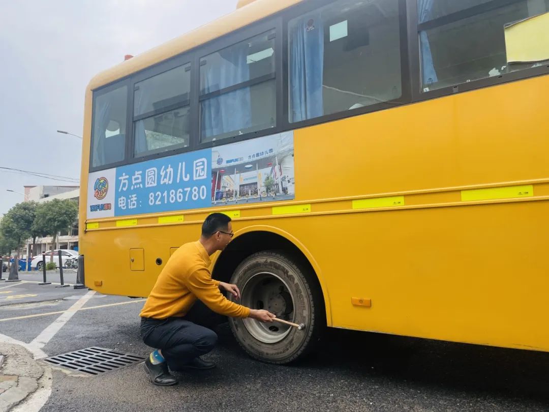 為愛(ài)護(hù)航，平安校車伴我行 ——方點(diǎn)圓幼兒園校車安全演練