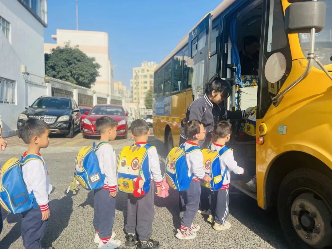 為愛(ài)護(hù)航，平安校車伴我行 ——方點(diǎn)圓幼兒園校車安全演練