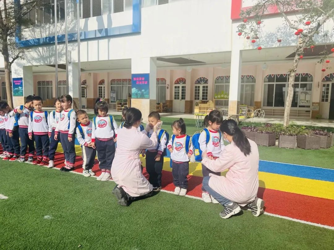 為愛(ài)護(hù)航，平安校車伴我行 ——方點(diǎn)圓幼兒園校車安全演練