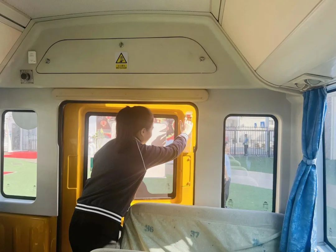 為愛(ài)護(hù)航，平安校車伴我行 ——方點(diǎn)圓幼兒園校車安全演練