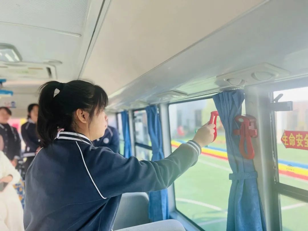 為愛(ài)護(hù)航，平安校車伴我行 ——方點(diǎn)圓幼兒園校車安全演練