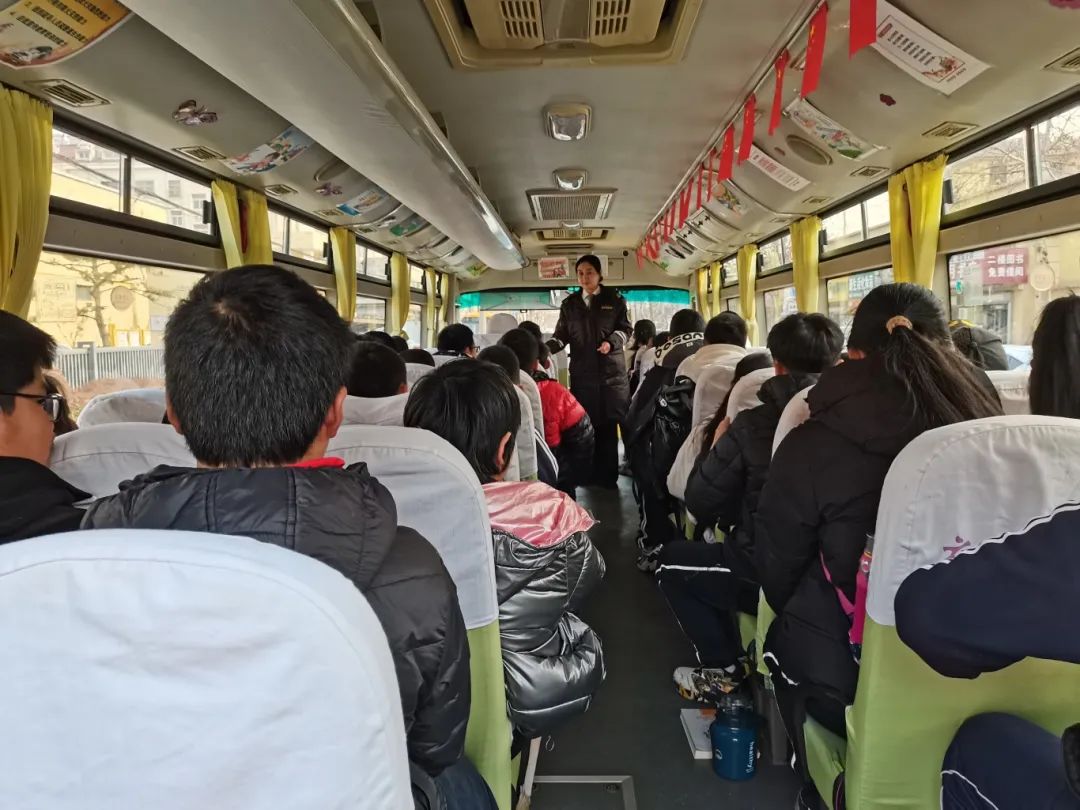 校車疏散常演練 平安出行永相伴——黃山小學2024年開展校車疏散演練活動