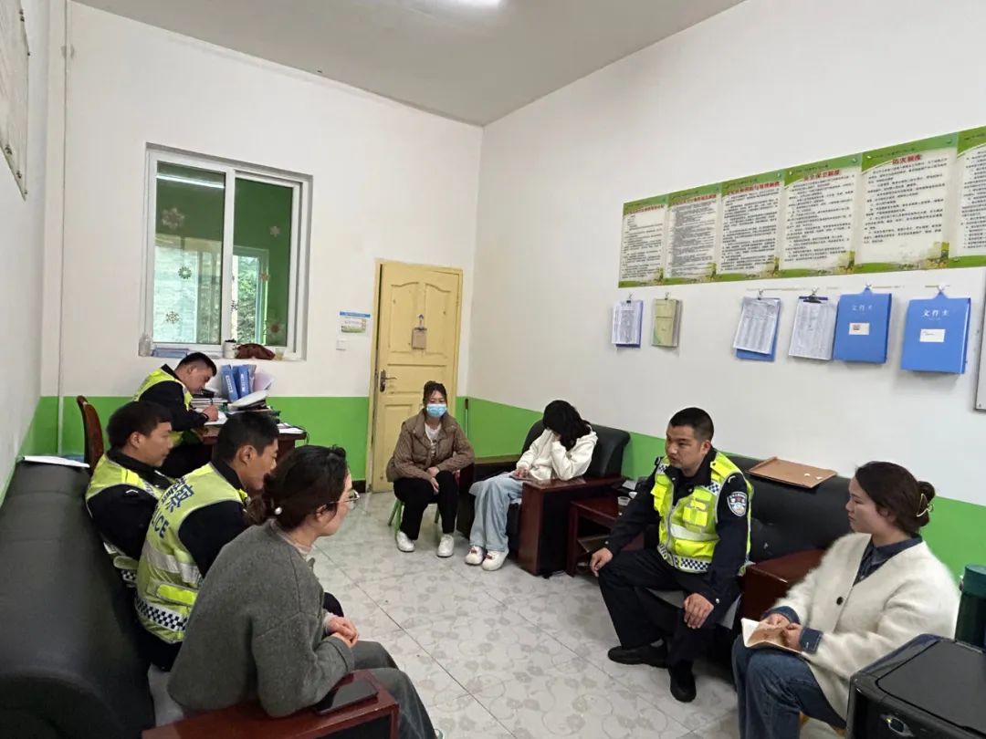 平利交警:開展校車安全“大檢查”系緊學(xué)生“安全帶” 圖片