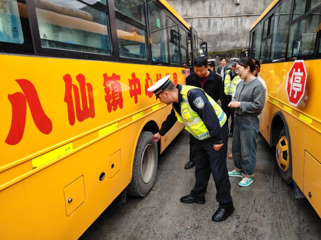 平利交警:開展校車安全“大檢查”系緊學(xué)生“安全帶” 圖片