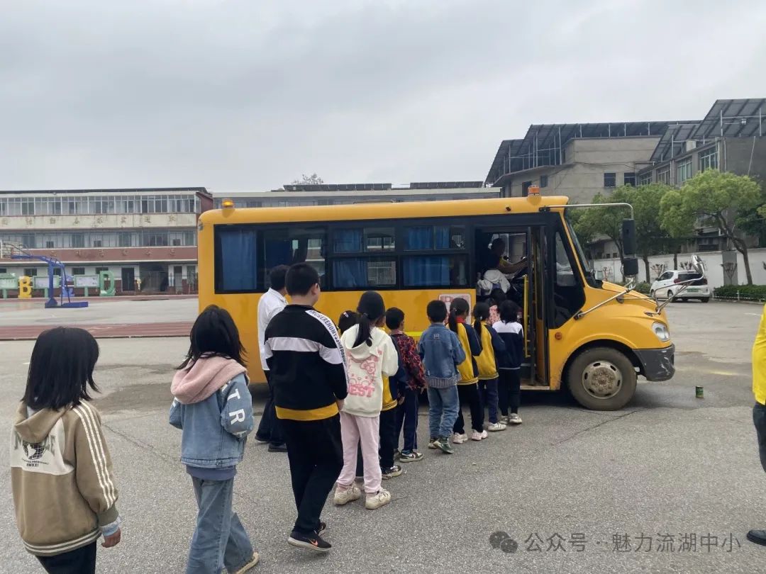 以演筑防 安全護(hù)航 | 紅谷灘區(qū)流湖中心小學(xué)開(kāi)展校車(chē)應(yīng)急逃生演練活動(dòng)