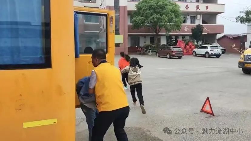 以演筑防 安全護(hù)航 | 紅谷灘區(qū)流湖中心小學(xué)開(kāi)展校車(chē)應(yīng)急逃生演練活動(dòng)