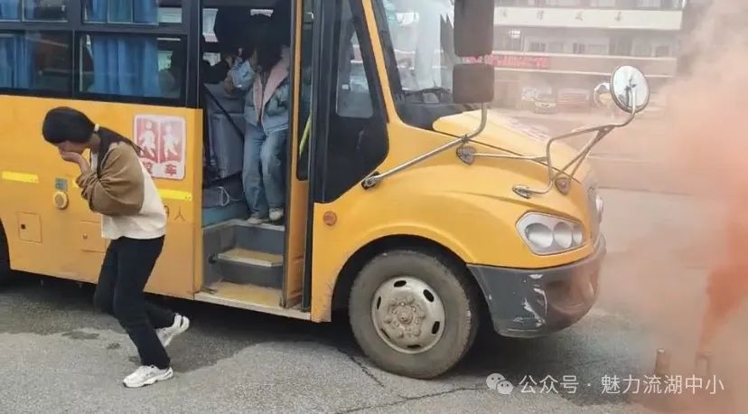 以演筑防 安全護(hù)航 | 紅谷灘區(qū)流湖中心小學(xué)開(kāi)展校車(chē)應(yīng)急逃生演練活動(dòng)