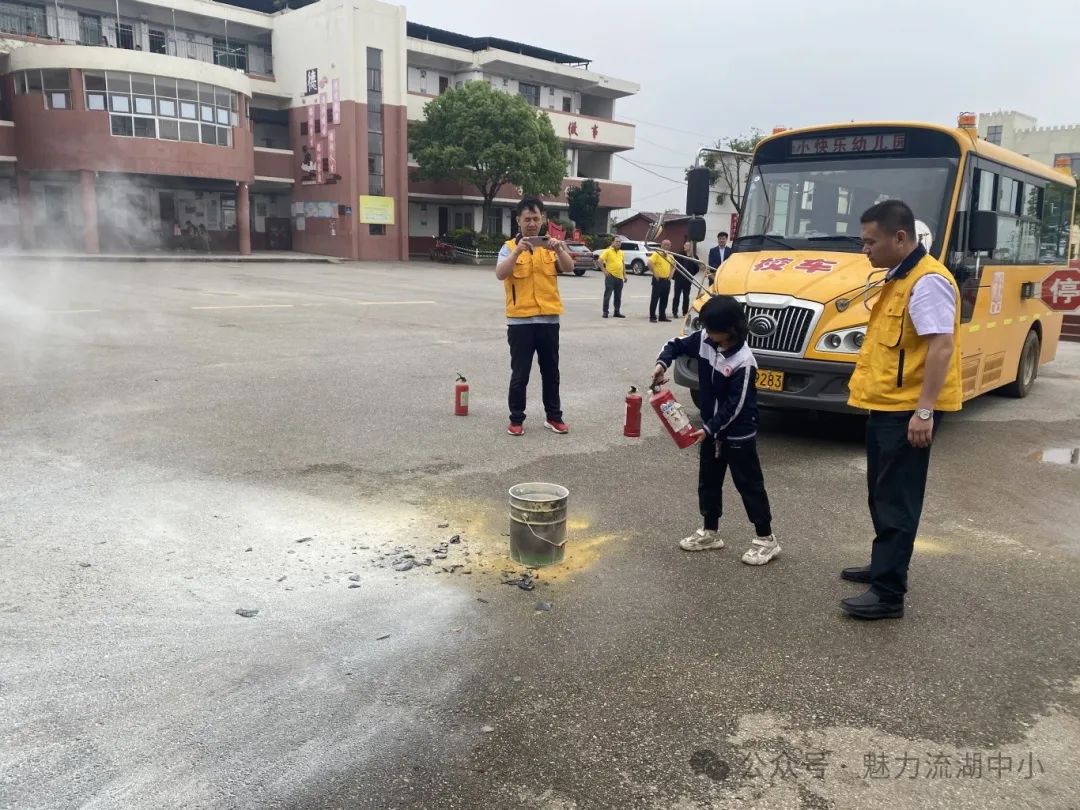 以演筑防 安全護(hù)航 | 紅谷灘區(qū)流湖中心小學(xué)開(kāi)展校車(chē)應(yīng)急逃生演練活動(dòng)