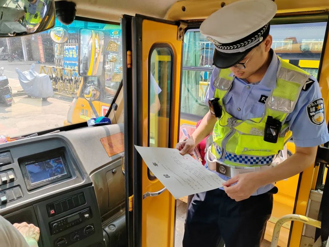 為校車“做體檢”！通挽鎮(zhèn)聯(lián)合多部門開展校車安全大檢查