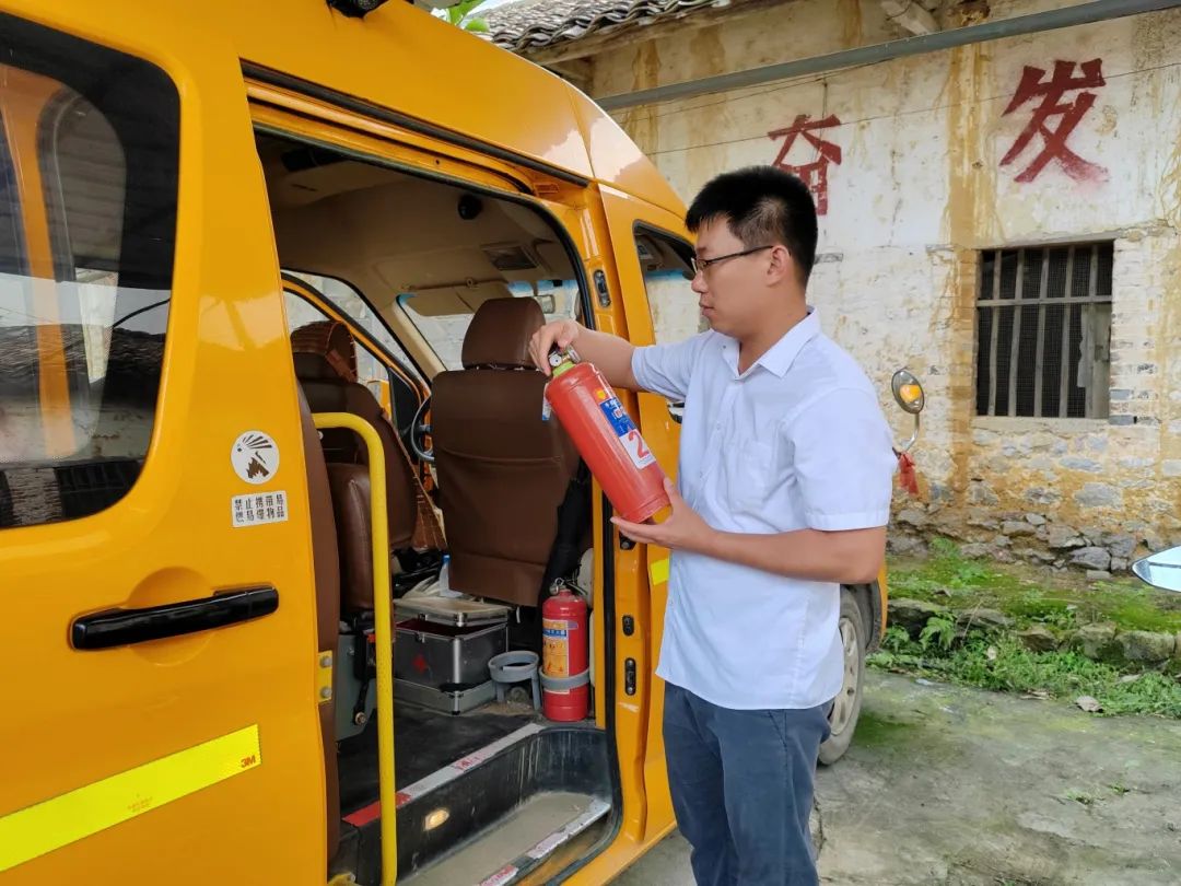 為校車“做體檢”！通挽鎮(zhèn)聯(lián)合多部門開展校車安全大檢查