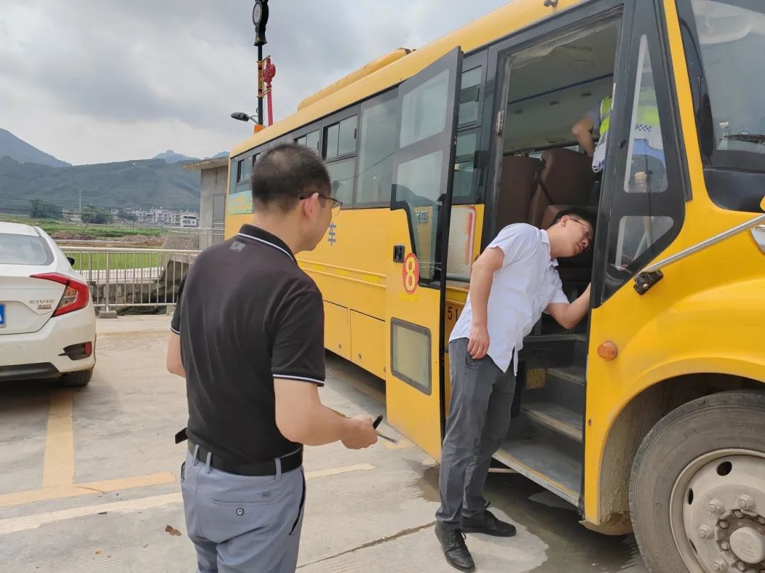 為校車“做體檢”！通挽鎮(zhèn)聯(lián)合多部門開展校車安全大檢查