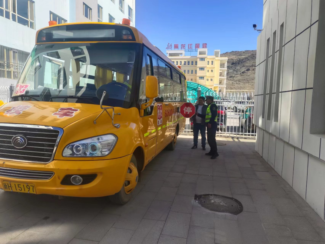 教育局聯(lián)合交警部門(mén)開(kāi)展校車(chē)安全檢查/ 圖片