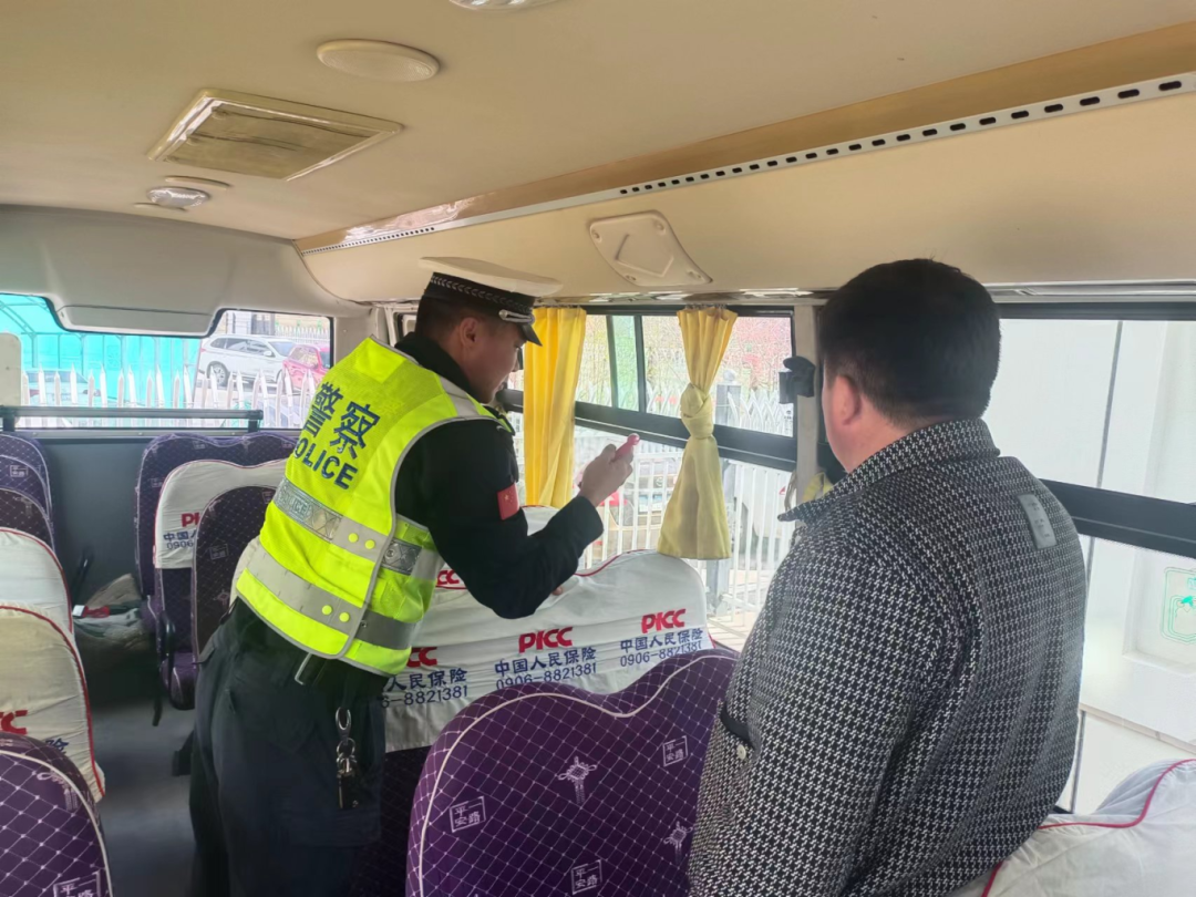 教育局聯(lián)合交警部門(mén)開(kāi)展校車(chē)安全檢查/ 圖片