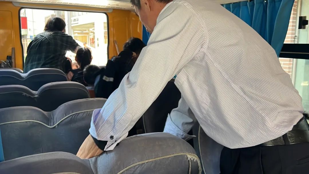 “為愛(ài)護(hù)航，校車安全伴我行”——上海松江區(qū)玉樹(shù)幼兒園校車安全應(yīng)急演練活動(dòng)