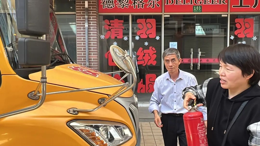 “為愛(ài)護(hù)航，校車安全伴我行”——上海松江區(qū)玉樹(shù)幼兒園校車安全應(yīng)急演練活動(dòng)