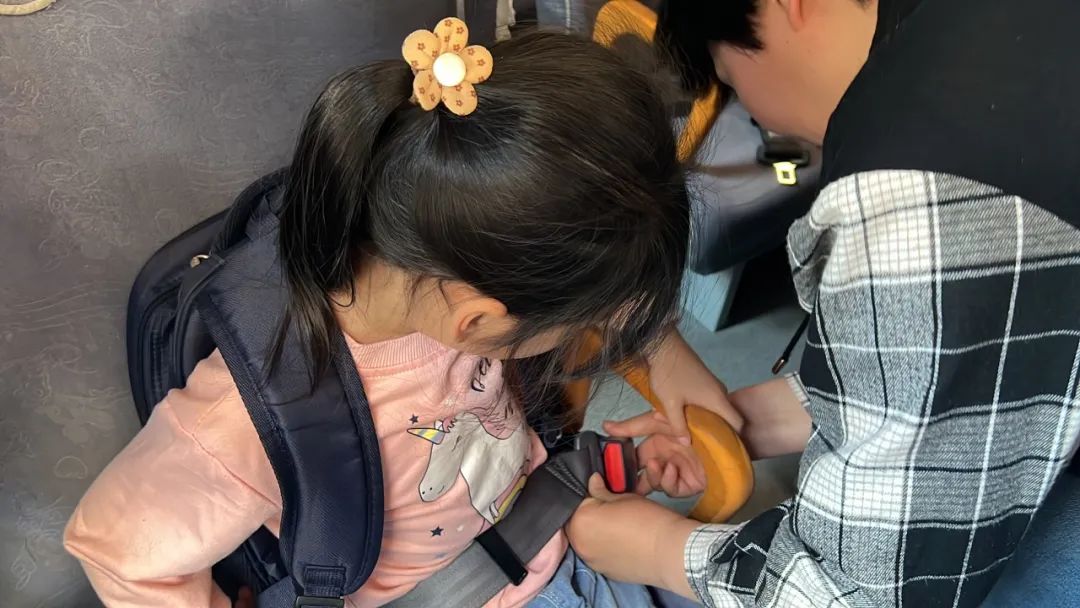 “為愛(ài)護(hù)航，校車安全伴我行”——上海松江區(qū)玉樹(shù)幼兒園校車安全應(yīng)急演練活動(dòng)