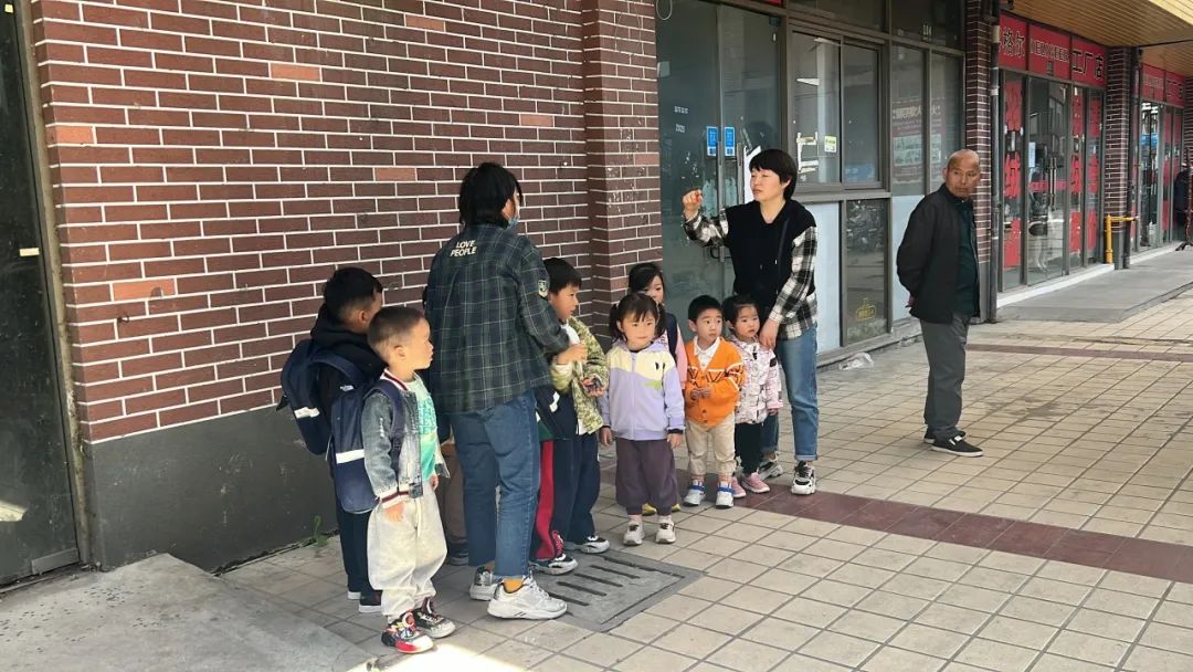 “為愛(ài)護(hù)航，校車安全伴我行”——上海松江區(qū)玉樹(shù)幼兒園校車安全應(yīng)急演練活動(dòng)