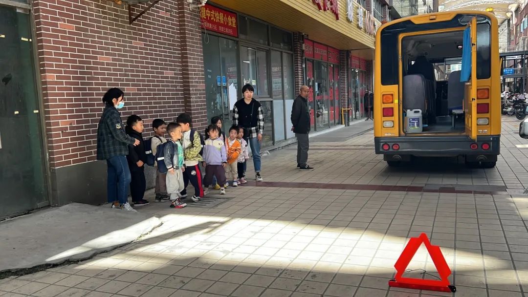 “為愛(ài)護(hù)航，校車安全伴我行”——上海松江區(qū)玉樹(shù)幼兒園校車安全應(yīng)急演練活動(dòng)