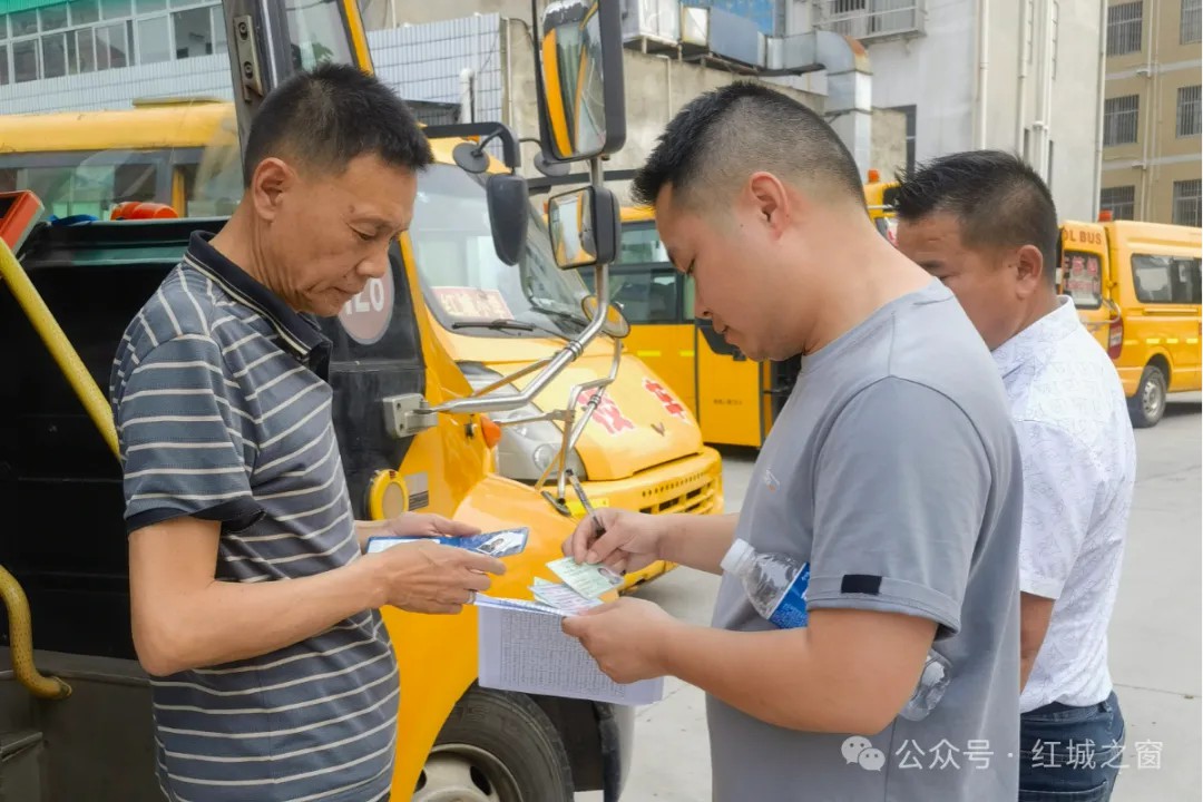 系緊學(xué)生“安全帶” | 紅城鄉(xiāng)開(kāi)展校車安全“大檢查” 系緊學(xué)生“安全帶” | 紅城鄉(xiāng)開(kāi)展校車安全“大檢查”