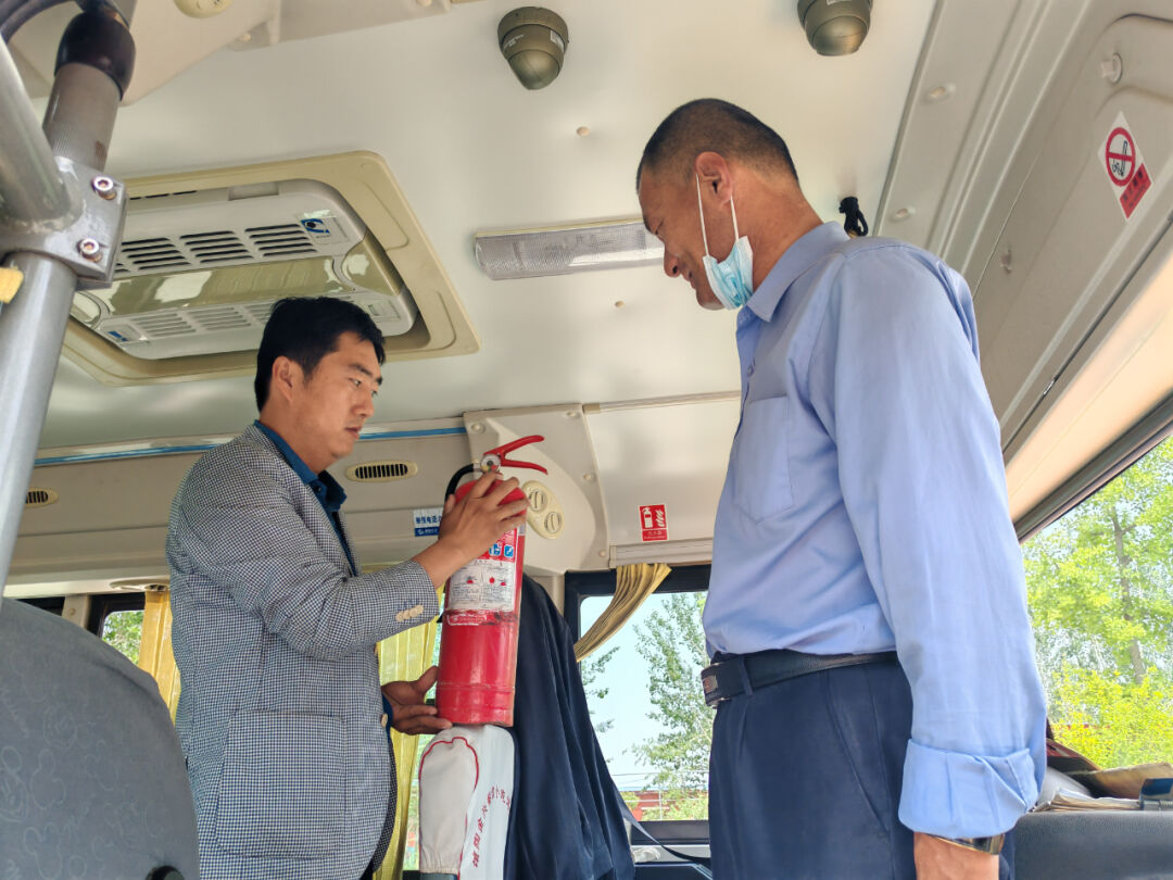 冠縣東古城鎮(zhèn)聯(lián)合校各校開展校車安全排查專項活動/ 冠縣東古城鎮(zhèn)聯(lián)合校各校開展校車安全排查專項活動