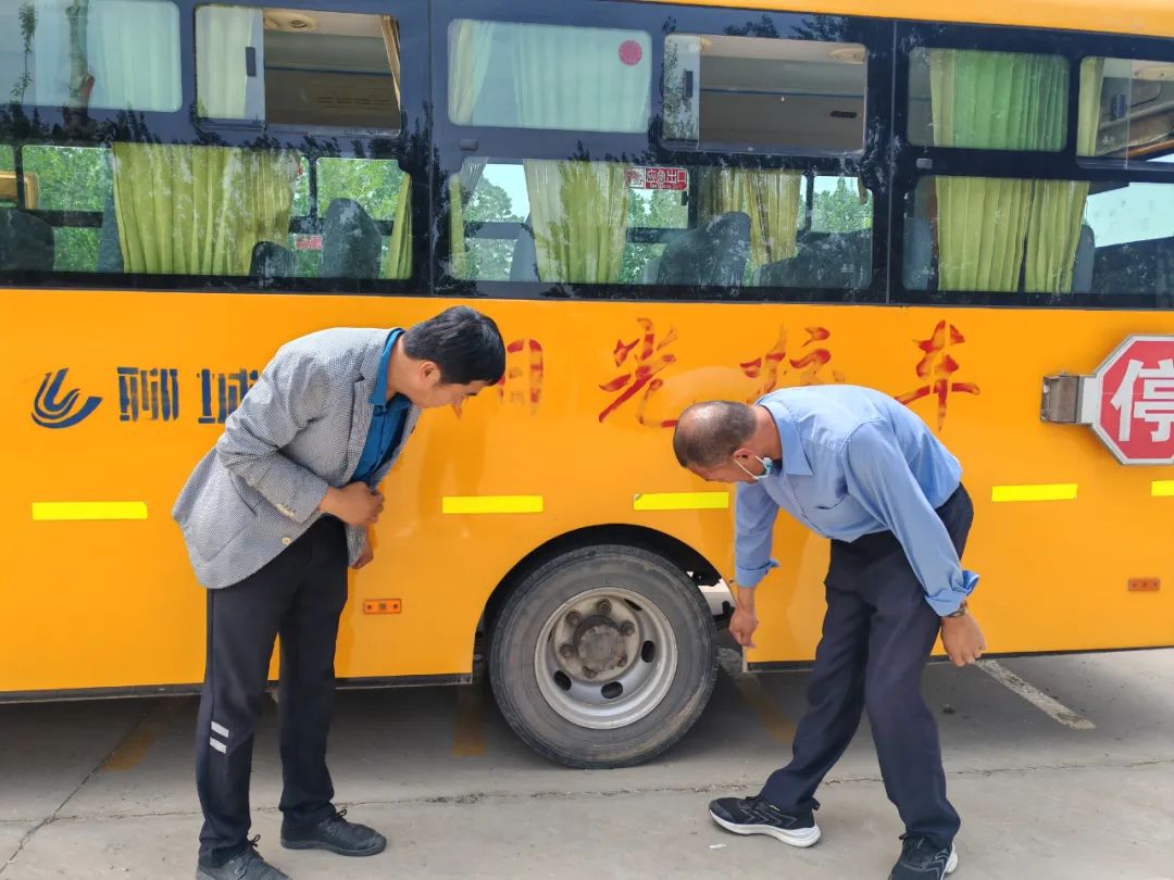冠縣東古城鎮(zhèn)聯(lián)合校各校開展校車安全排查專項活動/ 冠縣東古城鎮(zhèn)聯(lián)合校各校開展校車安全排查專項活動