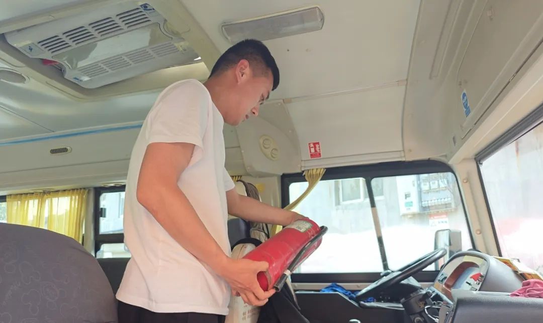 冠縣東古城鎮(zhèn)聯(lián)合校各校開展校車安全排查專項活動/ 冠縣東古城鎮(zhèn)聯(lián)合校各校開展校車安全排查專項活動