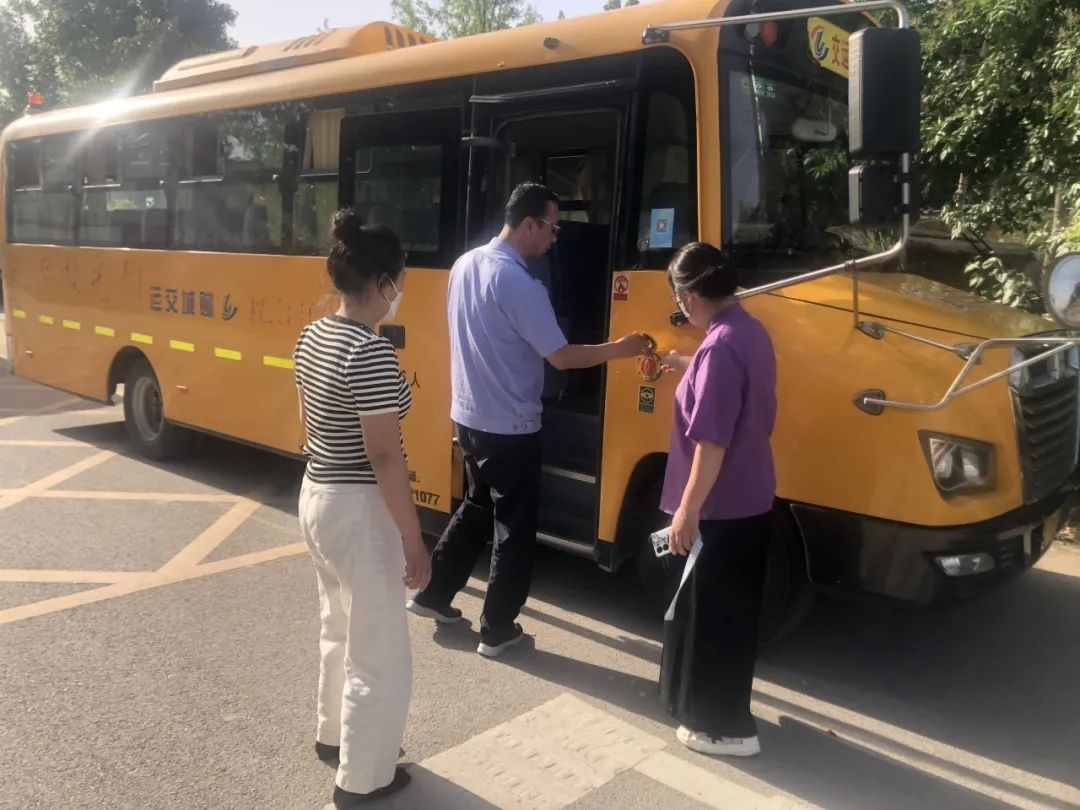 冠縣東古城鎮(zhèn)聯(lián)合校各校開展校車安全排查專項活動/ 冠縣東古城鎮(zhèn)聯(lián)合校各校開展校車安全排查專項活動