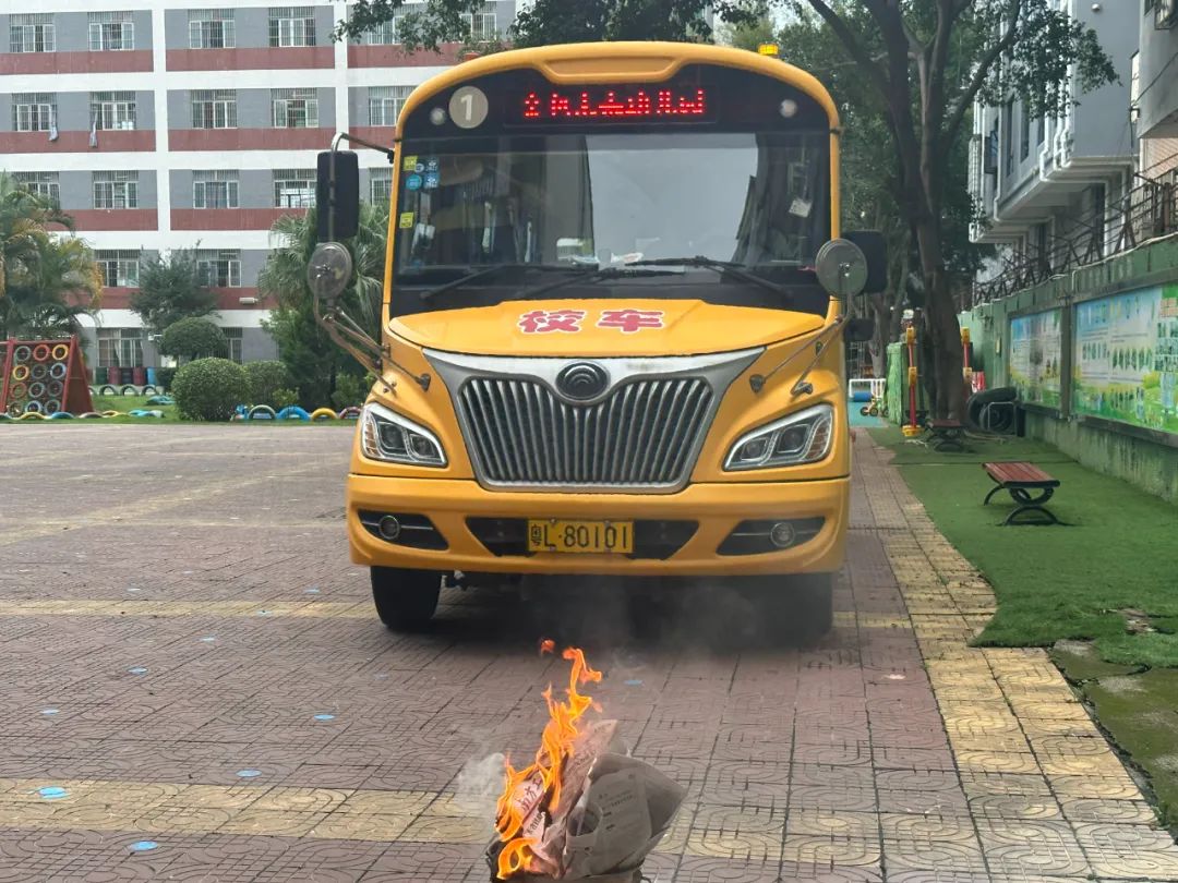 安全乘校車 平安伴我行——大嶺金色未來幼兒園校車消防應(yīng)急演練 安全乘校車 平安伴我行——大嶺金色未來幼兒園校車消防應(yīng)急演練