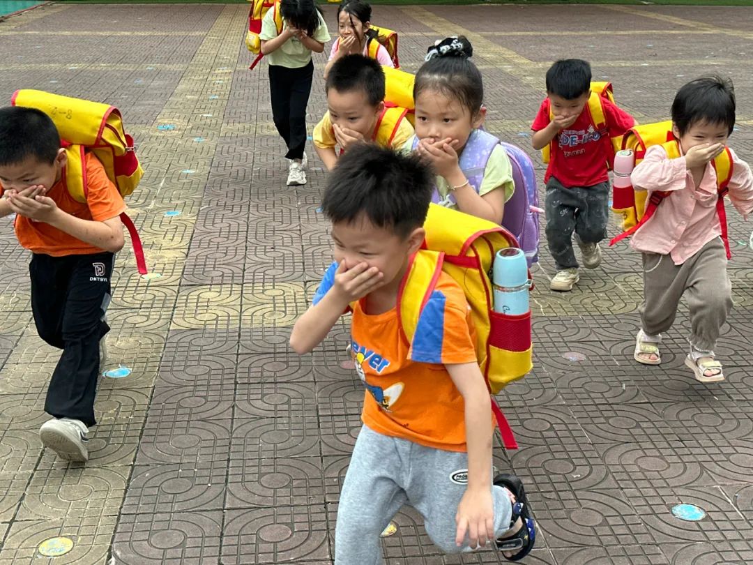 安全乘校車 平安伴我行——大嶺金色未來幼兒園校車消防應(yīng)急演練 安全乘校車 平安伴我行——大嶺金色未來幼兒園校車消防應(yīng)急演練