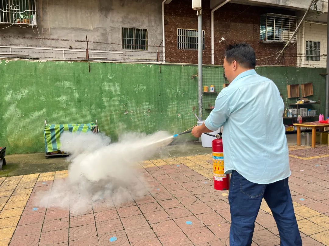 安全乘校車 平安伴我行——大嶺金色未來幼兒園校車消防應(yīng)急演練 安全乘校車 平安伴我行——大嶺金色未來幼兒園校車消防應(yīng)急演練