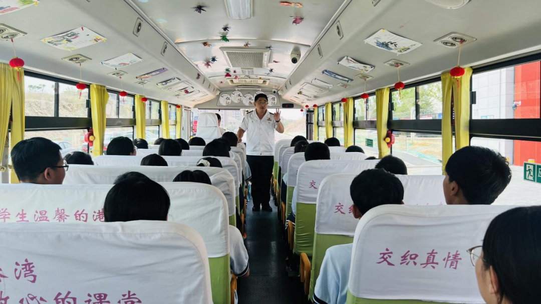 為愛護(hù)航 安全同行——怡海中學(xué)開展校車安全演練 圖片