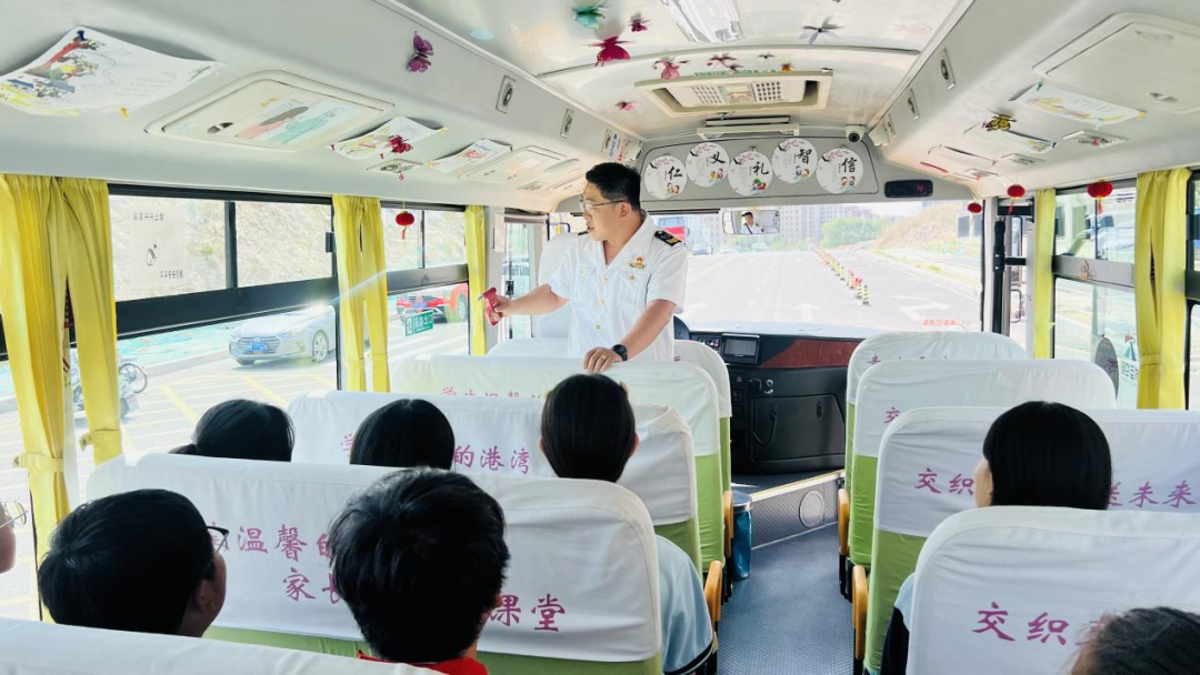 為愛護(hù)航 安全同行——怡海中學(xué)開展校車安全演練 圖片