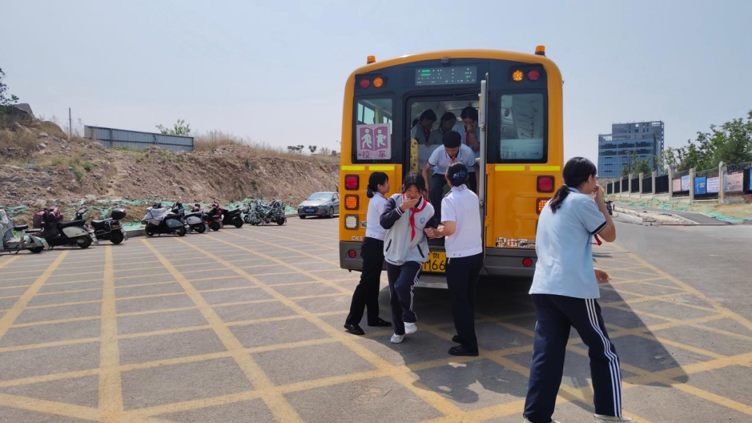 為愛護(hù)航 安全同行——怡海中學(xué)開展校車安全演練 為愛護(hù)航 安全同行——怡海中學(xué)開展校車安全演練