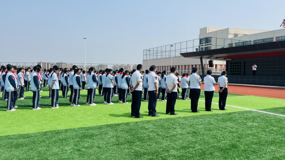 為愛護(hù)航 安全同行——怡海中學(xué)開展校車安全演練 圖片