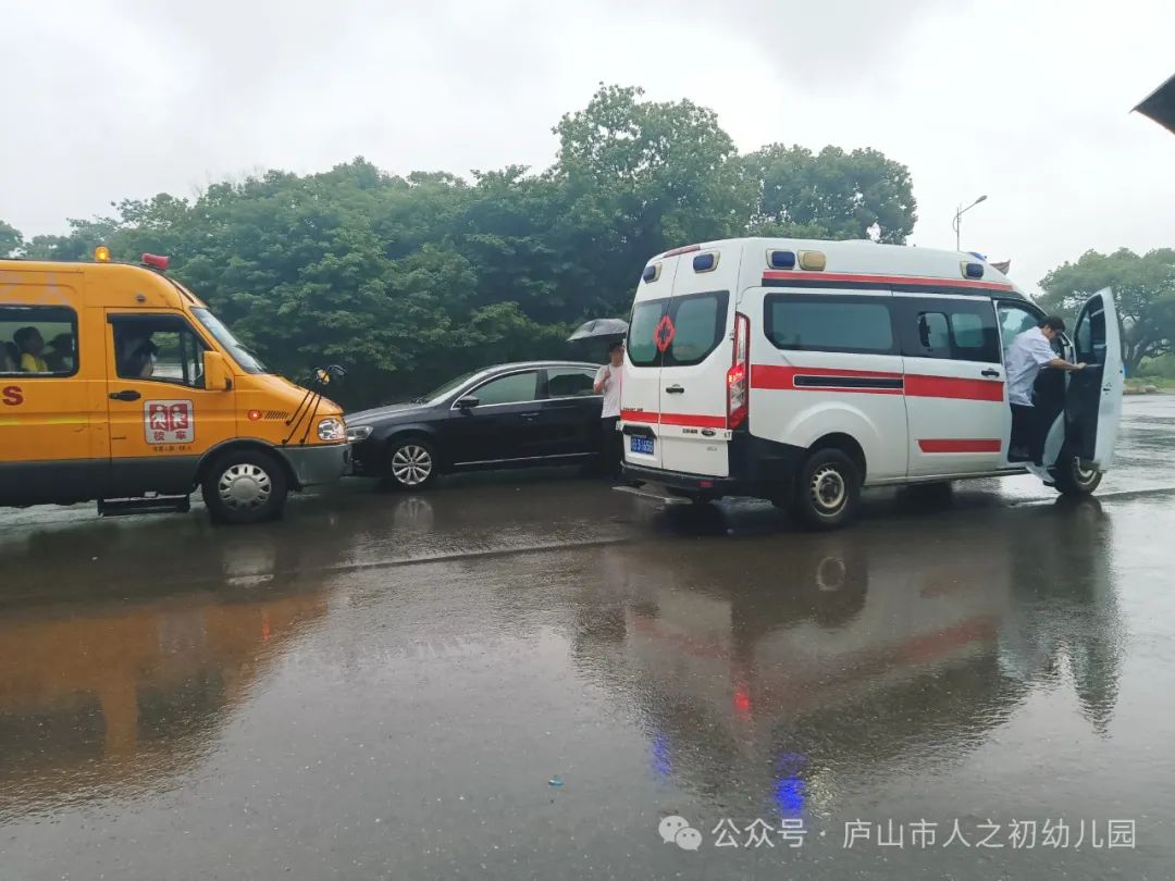 【為愛護航·平安校車】——廬山市人之初幼兒園校車安全演練 【為愛護航·平安校車】——廬山市人之初幼兒園校車安全演練