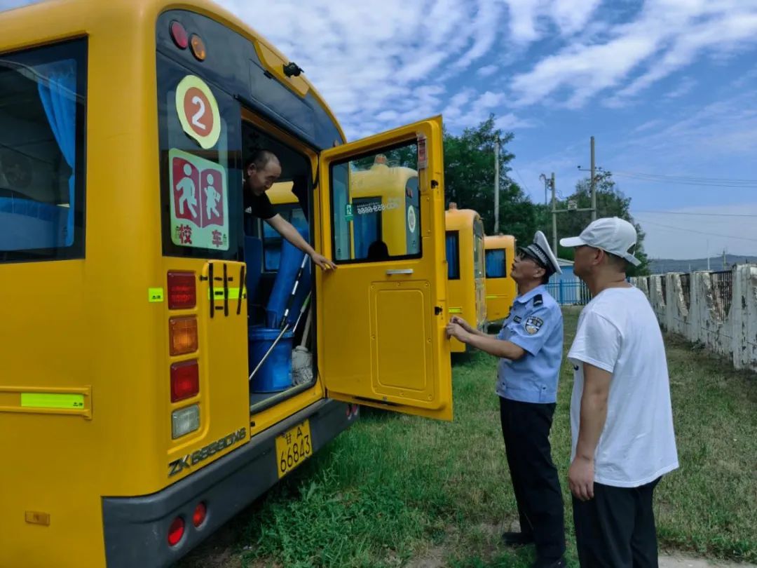 暑期安全不放松 擰緊校車(chē)“安全閥” 圖片