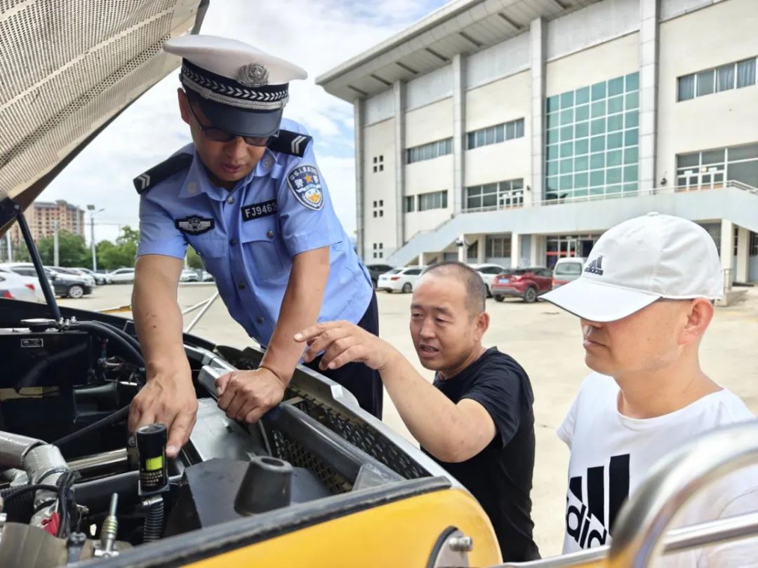 暑期安全不放松 擰緊校車(chē)“安全閥” 圖片