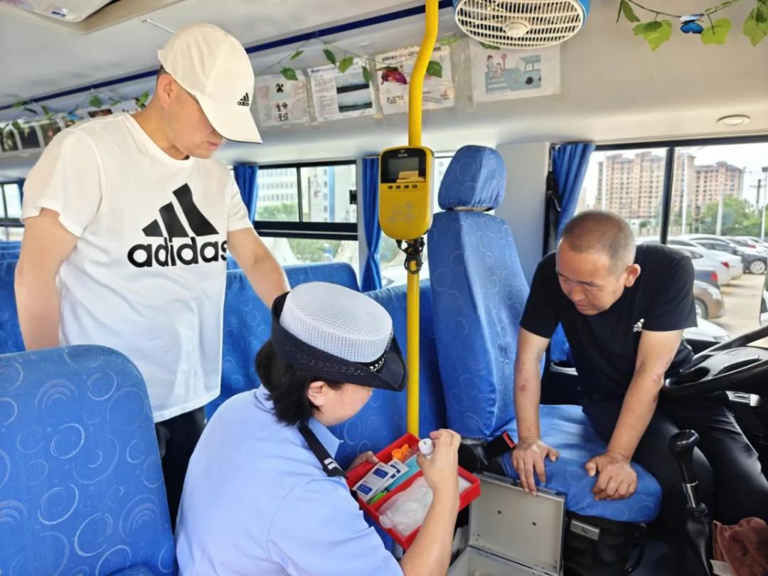 暑期安全不放松 擰緊校車(chē)“安全閥” 圖片