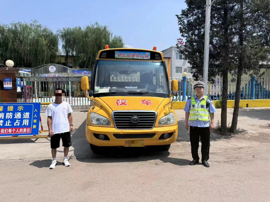夏季行動(dòng)丨報(bào)廢“校車”企圖瞞天過海 精準(zhǔn)查緝交警慧眼識(shí)破 圖片