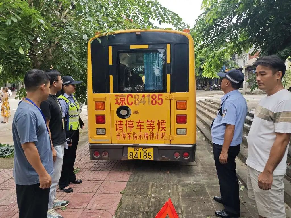 校車也得定期“體檢”丨萬寧公安交警持續(xù)開展校車安全隱患排查工作 圖片