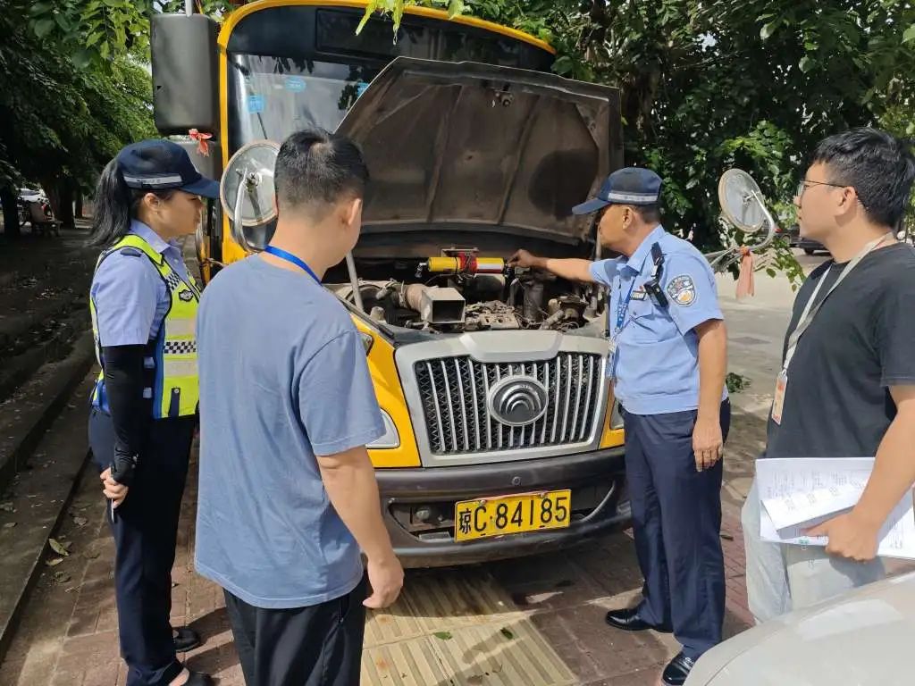 校車也得定期“體檢”丨萬寧公安交警持續(xù)開展校車安全隱患排查工作 圖片