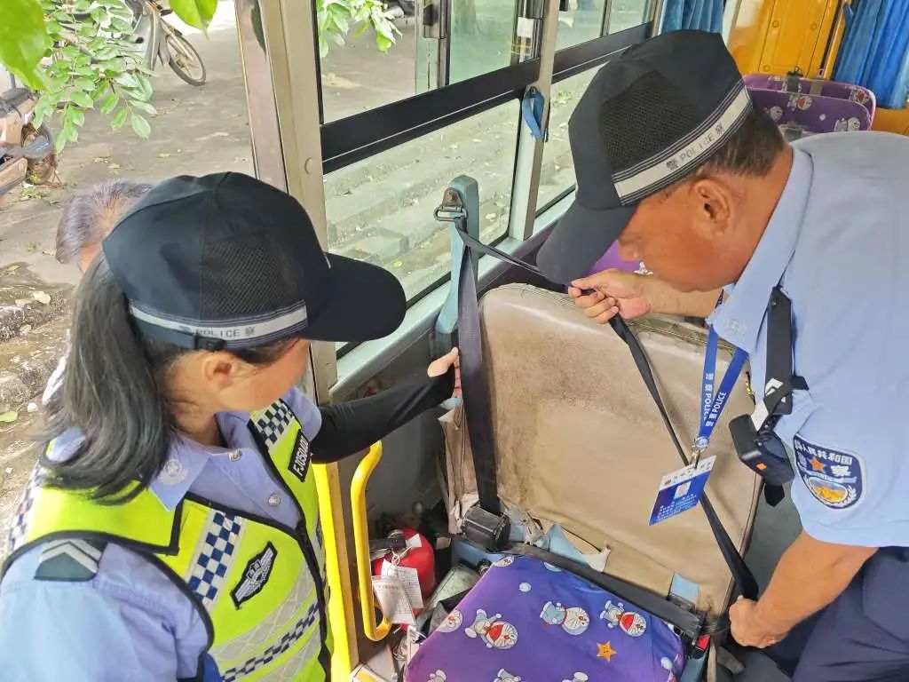 校車也得定期“體檢”丨萬寧公安交警持續(xù)開展校車安全隱患排查工作 圖片