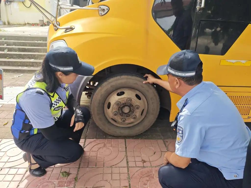 校車也得定期“體檢”丨萬寧公安交警持續(xù)開展校車安全隱患排查工作 圖片